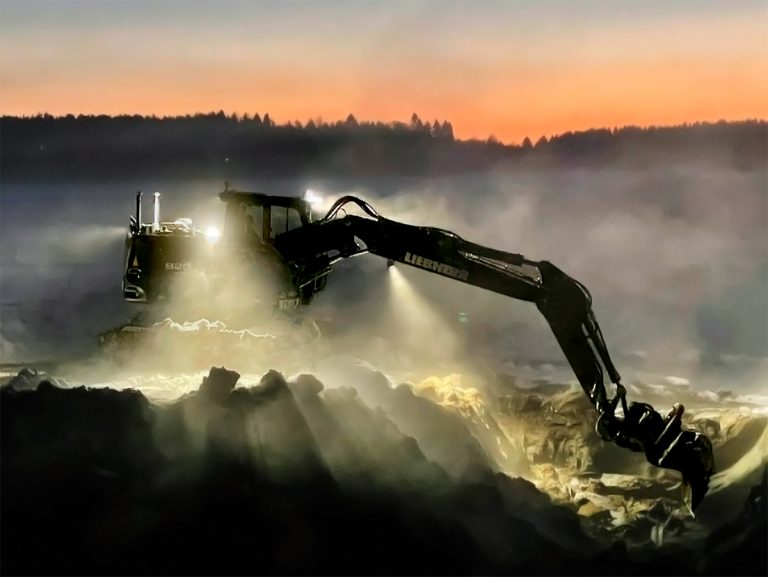 Rakennusurakointi J. Välikangas Oy:n kaivinkone työskentelee hämärässä.